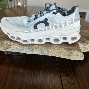 On cloud MONSTER running shoes